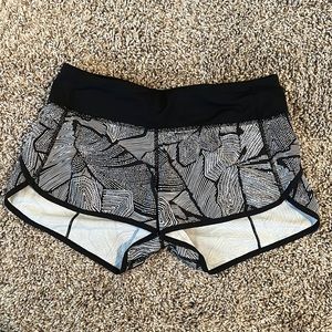 Lululemon Speed Up Low-Rise Lines Short 2.5” size 4